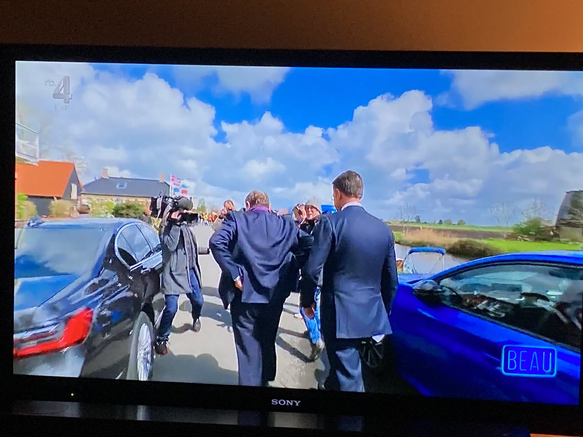 Vraag me af, zal hij iets gebroken hebben? #beau #cameraman #dwarspootje #wiel #auw