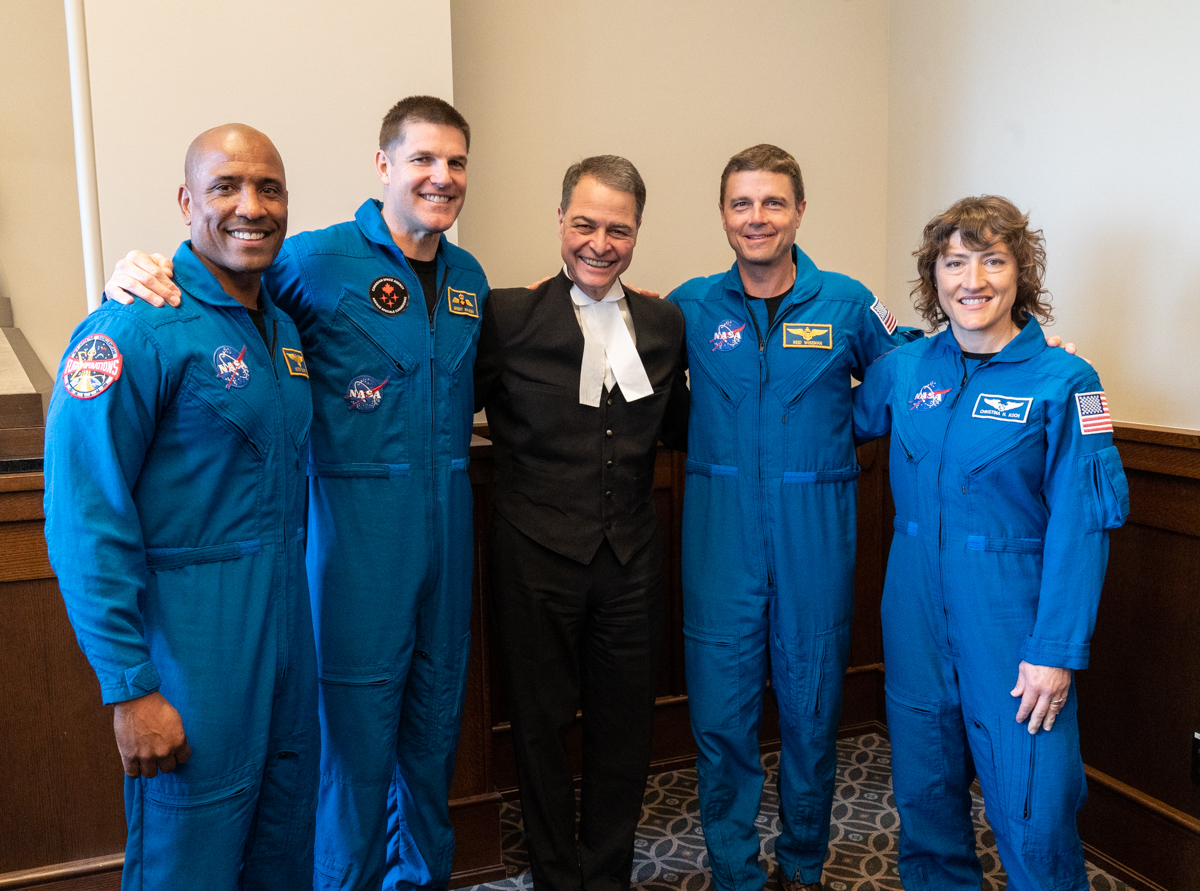 CdcPresidence's tweet image. 1/2 J’ai été ravi de rencontrer l'équipage de la #MissionSpatiale #Artemis II : l'#Astronaute de l'Agence spatiale canadienne Jeremy R. Hansen et les astronautes de la NASA Victor Glover, Reid Wiseman et Christina Hammock Koch – et de les saluer en Chambre aujourd’hui. 🚀