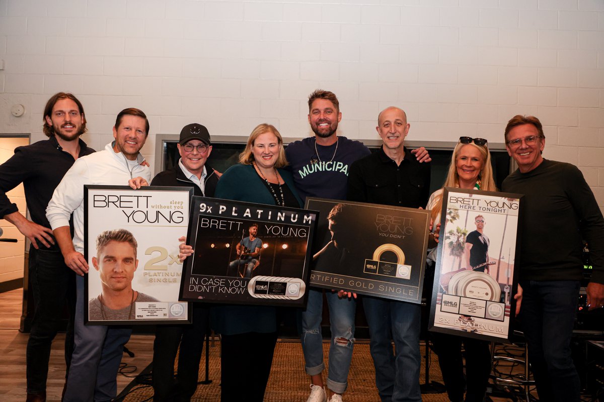 RIAA's tweet photo. #InCaseYouDidntKnow💡 @BrettYoungMusic celebrated 4⃣ new @RIAA certifications, soaking in the special moment alongside family, friends & his @BigMachine team 👏!
#InCaseYouDidntKnow 9X💿
#SleepWithoutYou 2X💿
#HereTonight 2X💿
#Chapters 📀 https://t.co/Y1EJ6pCxcf