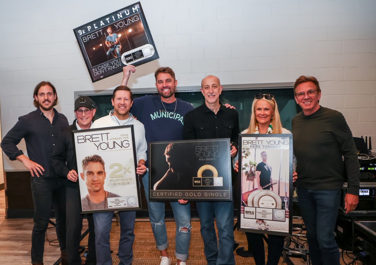 RIAA's tweet photo. #InCaseYouDidntKnow💡 @BrettYoungMusic celebrated 4⃣ new @RIAA certifications, soaking in the special moment alongside family, friends & his @BigMachine team 👏!
#InCaseYouDidntKnow 9X💿
#SleepWithoutYou 2X💿
#HereTonight 2X💿
#Chapters 📀 https://t.co/Y1EJ6pCxcf