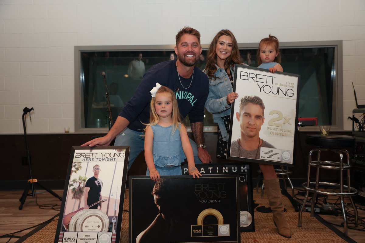 RIAA's tweet photo. #InCaseYouDidntKnow💡 @BrettYoungMusic celebrated 4⃣ new @RIAA certifications, soaking in the special moment alongside family, friends & his @BigMachine team 👏!
#InCaseYouDidntKnow 9X💿
#SleepWithoutYou 2X💿
#HereTonight 2X💿
#Chapters 📀 https://t.co/Y1EJ6pCxcf