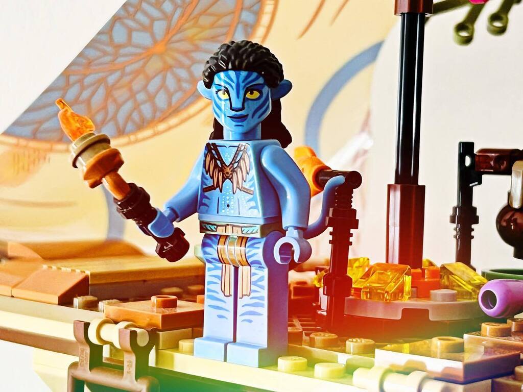geoffcockwill's tweet photo. Lego Neytiri looking out for news on the UHD release of #avatarthewayofwater…still waiting by the look of it! #neytiri #legoavatar https://t.co/Uybd8lO0I1 https://t.co/BmbUrgUkp3