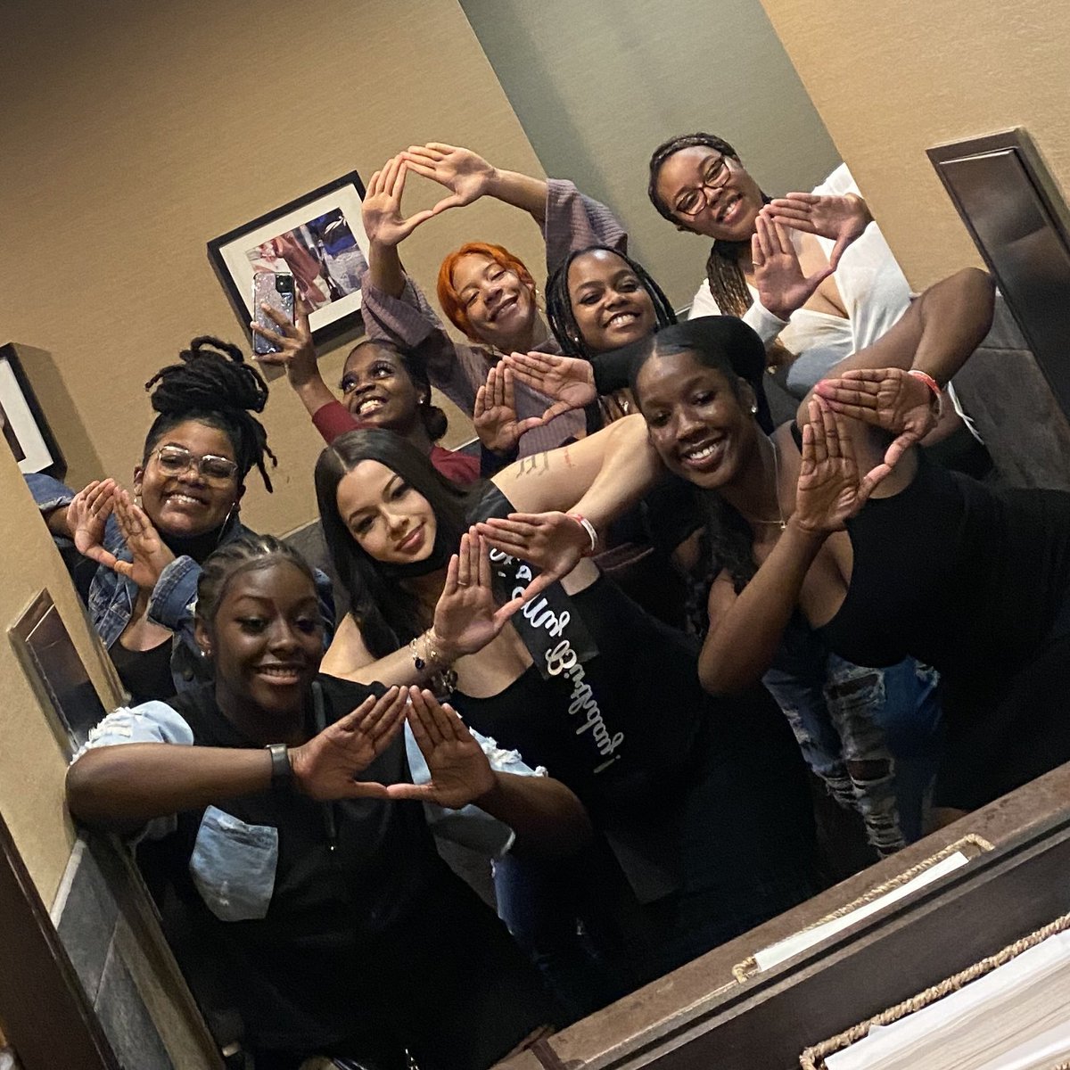 jasmino_13's tweet image. Happy DELTAversary to my line, The 8th Essence ❤️🐘 I love us!  #ΕΟ #Spring21