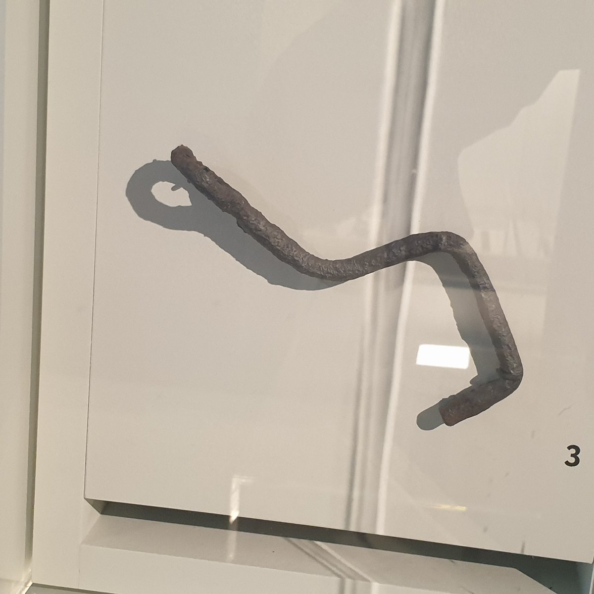 romandieantique's tweet photo. #Avenches /#Aventicum (exposition Avenches la gauloise)
Les Celtes disposaient déjà de verrou et clé variées.
1. Ressort de verrou ou cadenas. Fer
2.-3. Clés à dents. Fer
4. Clé lève-loquet. Fer https://t.co/0VCDEbLazG