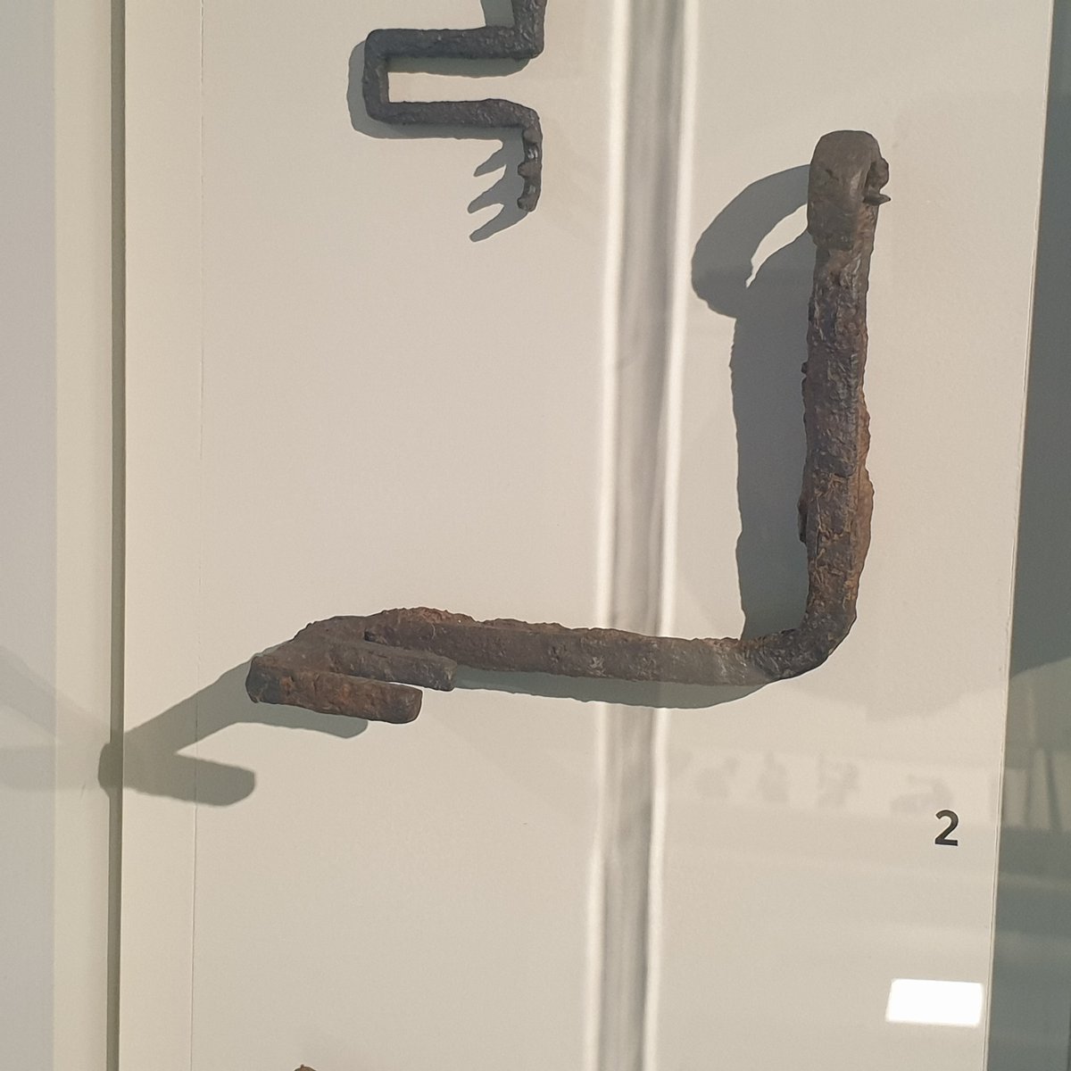romandieantique's tweet photo. #Avenches /#Aventicum (exposition Avenches la gauloise)
Les Celtes disposaient déjà de verrou et clé variées.
1. Ressort de verrou ou cadenas. Fer
2.-3. Clés à dents. Fer
4. Clé lève-loquet. Fer https://t.co/0VCDEbLazG