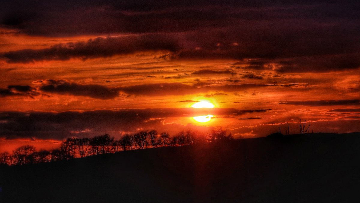 Sunset from the local park this evening. @ScotsMagazine @VisitScotland @VsitLanarkshire #sunset #scotland #lanark #landscape #dusk #scotspirit