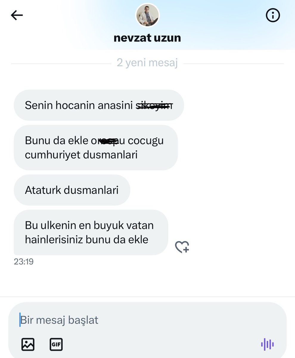 Bu Kemalizmin arkasına saklanmış İslam düşmanı ahlak yoksunu @nevzatuzunlar33 daha önce ettiği hakaretlerden dolayı yalvarmış, ağlaşmıştı az önce yine aşağıdaki hakaretleri etti.
İşte böyle ahlaksız ve seviyesiz binlerce kişinin sabah akşam hakaret ve tehdidi geliyor sayfalara.