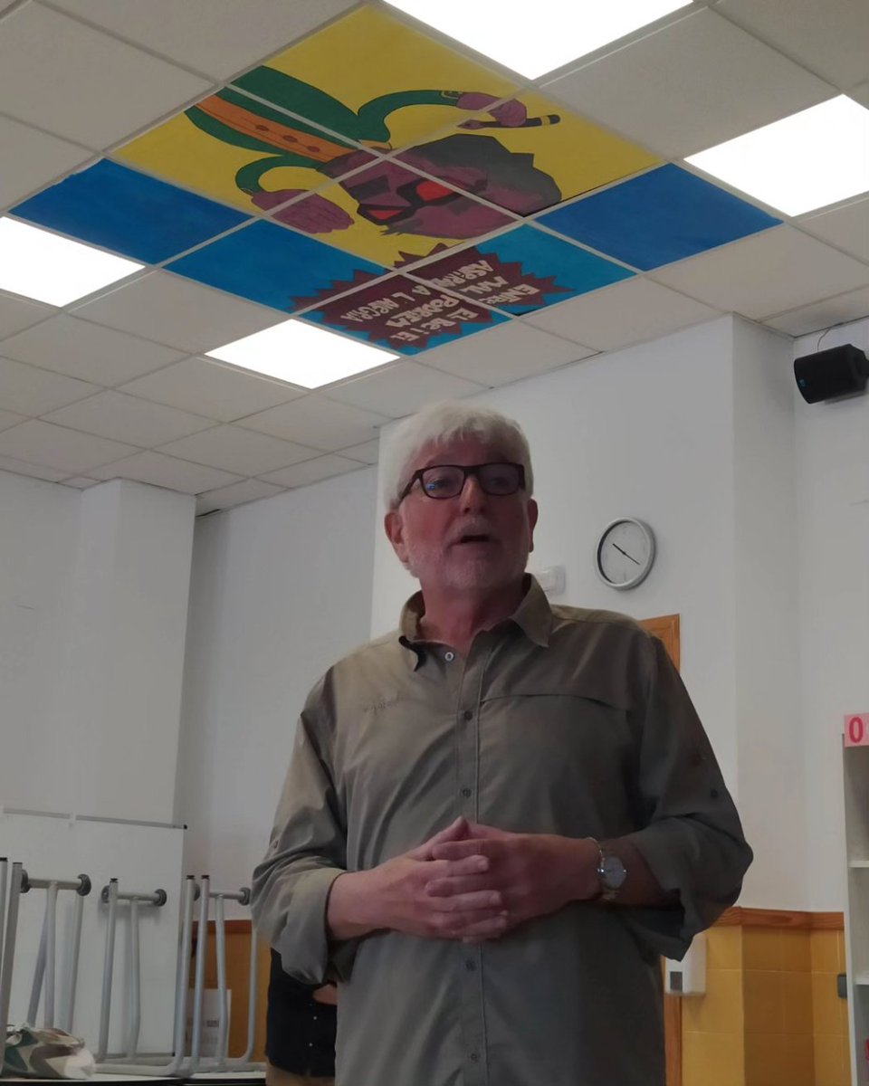 JosepDeRibera's tweet photo. La poesia de Vicent Andrés Estellés pren vida amb la veu del rapsoda Vicent Camps per a apropar la figura i l'obra del gran poeta de Burjassot al nostre alumnat de Batxillerat.
#poesia
#estellés
#llibredemeravelles https://t.co/djfq6zEl40