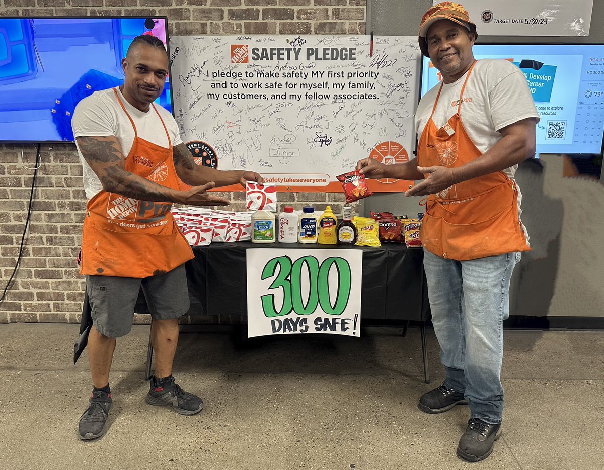 Brandi6371's tweet image. Celebrating 300 days safe with chicken sandwiches from Chick-fil-A at #485!! Club 365 here we come!!
#SafetyTakesEveryone 

 @Edmond0485 @NagyAndrew @ShawnMinkner @SandraD2429 @DepotRob @aboutthepigskin 

#PMDPeopleFirst 
#D287WeAreTheBar #D287StrongerTogether
#FearUs485