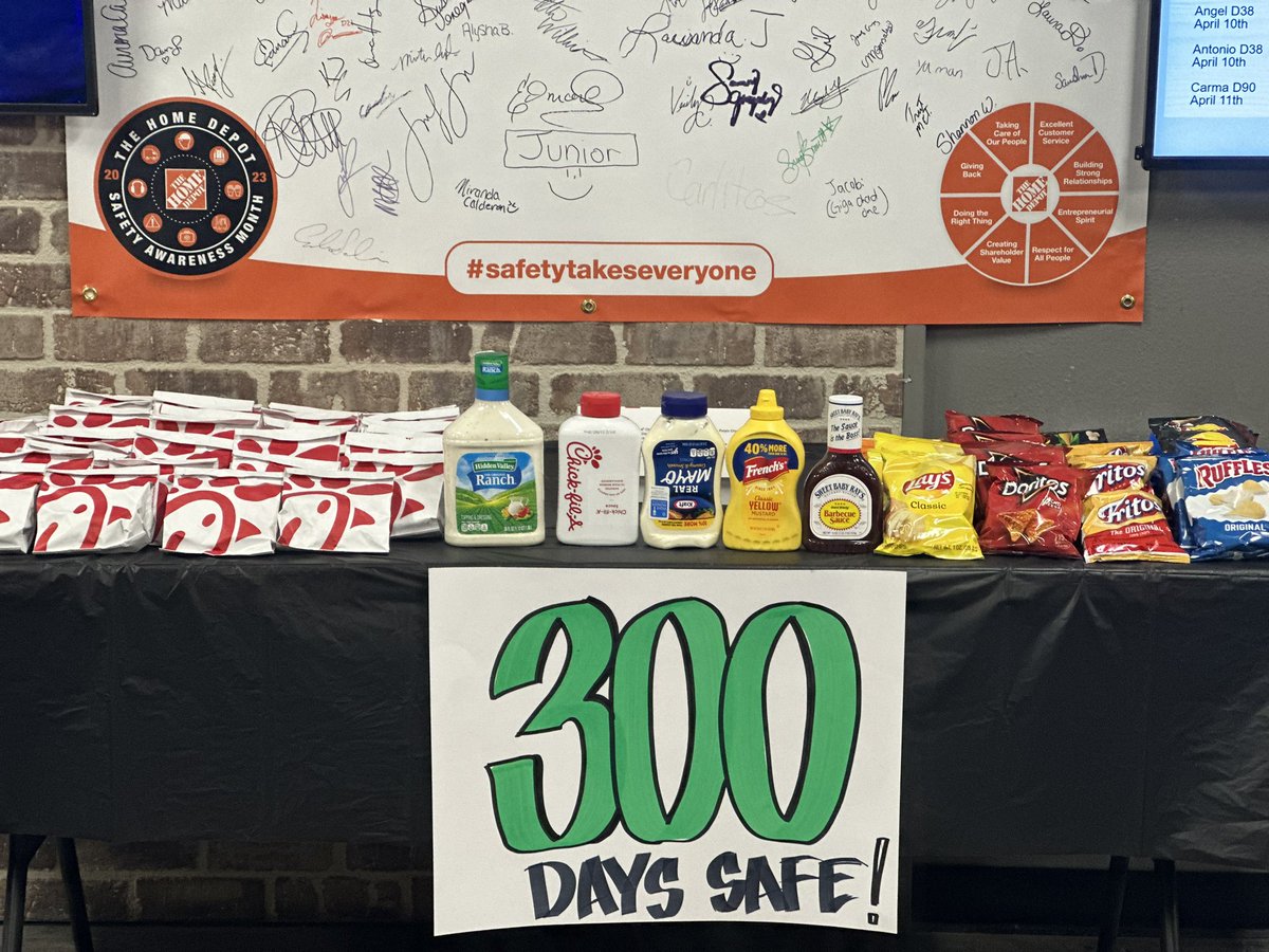 Brandi6371's tweet image. Celebrating 300 days safe with chicken sandwiches from Chick-fil-A at #485!! Club 365 here we come!!
#SafetyTakesEveryone 

 @Edmond0485 @NagyAndrew @ShawnMinkner @SandraD2429 @DepotRob @aboutthepigskin 

#PMDPeopleFirst 
#D287WeAreTheBar #D287StrongerTogether
#FearUs485