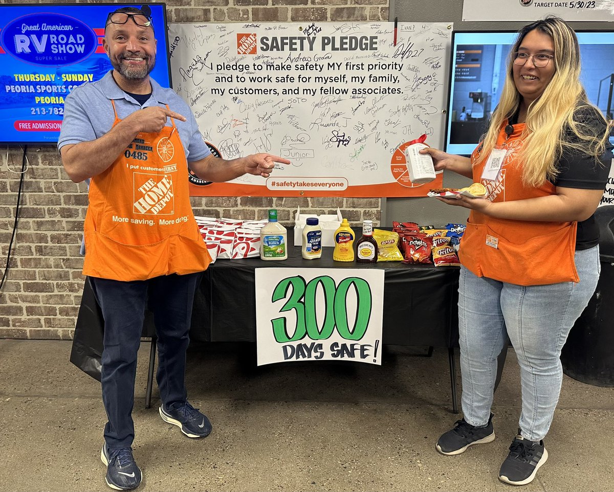Brandi6371's tweet image. Celebrating 300 days safe with chicken sandwiches from Chick-fil-A at #485!! Club 365 here we come!!
#SafetyTakesEveryone 

 @Edmond0485 @NagyAndrew @ShawnMinkner @SandraD2429 @DepotRob @aboutthepigskin 

#PMDPeopleFirst 
#D287WeAreTheBar #D287StrongerTogether
#FearUs485
