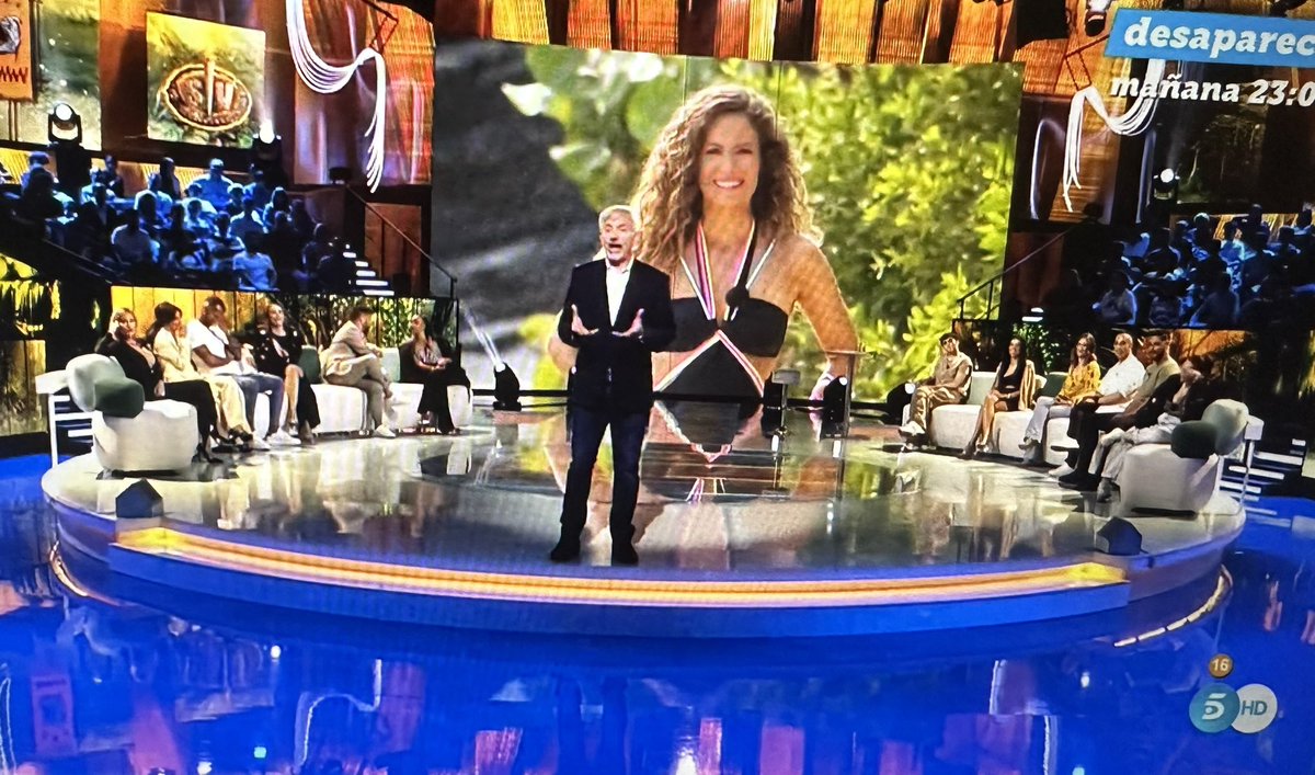 TheKateryn's tweet photo. Voi capite che l’#Isola italiana ha come opinionista Papi ☹️ e l’Isola spagnola ha come opinionista una miniera d’oro come Oriana?! 👑 
Io non me ne posso fare ancora una ragione

p.s. Pier Silvio cambia lavoro 

#OrianaXTierraDeNadie #Oriele #GfVip https://t.co/yy4f4flV0y