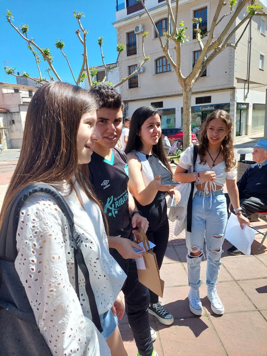 erasmusplusmon1's tweet photo. Día 1 – Recibimos a nuestros amigos franceses y desayunamos en el instituto. Después damos unas charlas explicativas sobre Extremadura y la comarca y hacemos un juego de pistas con el fin de dar a conocer Montehermoso. Por la tarde salimos todos juntos a disfrutar del buen tiempo https://t.co/F6byhJYTuy