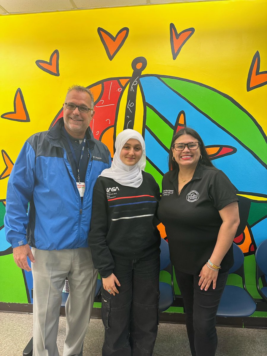 mdcpsluciabaezg's tweet image. Today, I had the opportunity to meet the new School Board Student Advisor, Zahra Ronizi. I’m excited to have a District 3 student from @atmsenior sit alongside me at the dais and advocate for the needs of our students. #gosharks #district3 #mdcps