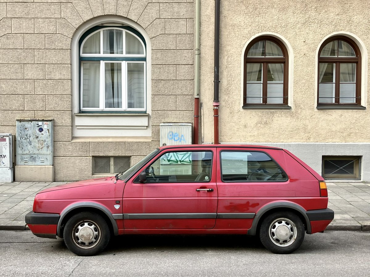 JakubGrzechnik's tweet image. Miękkie popołudniowe światło wiosennego dnia wydobywa z tego golfa dwójki całe bogactwo jego barw, odcieni i tekstur. Golf wozi kogoś na co dzień od wielu, wielu lat, i choćby z tego powodu jest bardziej ekologiczny niż jakakolwiek Tesla. #youngtimer #dailydriver #golf