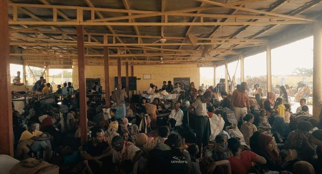 #Eritrea 🇪🇷 |• As fighting continues in #Sudan, #Eritrea is facilitating the evacuation of hundreds of its citizens from the capital Khartoum through the Arbateasher-Kassala border crossing to the city of #Tessenney.