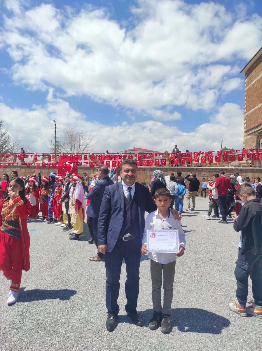 AhlatKale's tweet photo. 23 Nisan Ulusal Egemenlik ve Çocuk Bayramı münasebetiyle İlçe genelinde düzenlenen  yarışmada resim dalında 3. olan öğrencimiz Ramazan Coşkun' u tebrik ediyor başarılarının devamını diliyoruz.👏
@batuhan__bingol 
@Korkmazemin49 
@Ozdenmutluk49 https://t.co/C2aZWUI15n