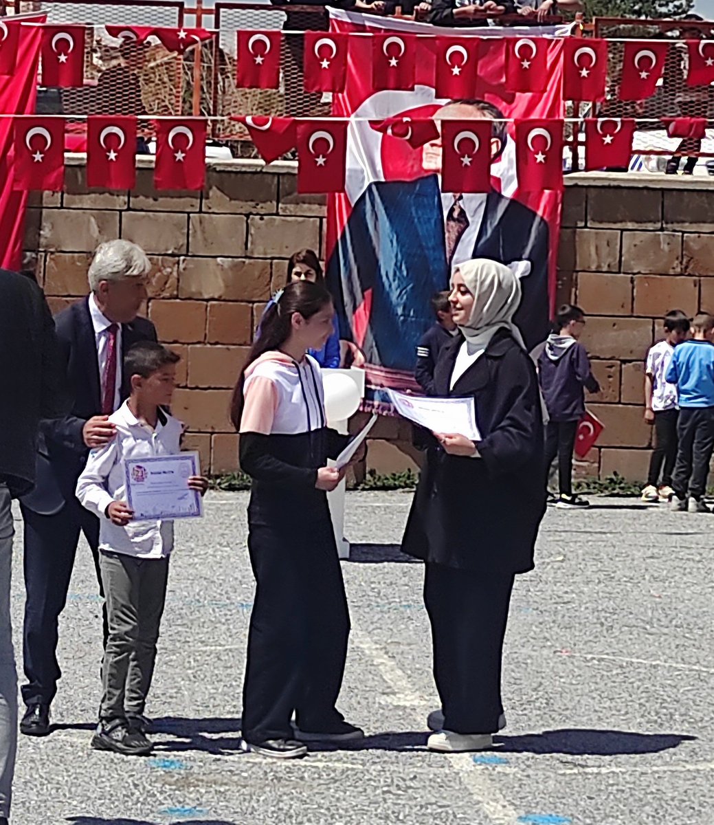 23 Nisan Ulusal Egemenlik ve Çocuk Bayramı münasebetiyle İlçe genelinde düzenlenen  yarışmada resim dalında 3. olan öğrencimiz Ramazan Coşkun' u tebrik ediyor başarılarının devamını diliyoruz.👏
<a href="/batuhan__bingol/">Batuhan Bingöl</a> 
<a href="/Korkmazemin49/">Mehmet Emin KORKMAZ</a> 
<a href="/Ozdenmutluk49/">mutluk özden49</a>