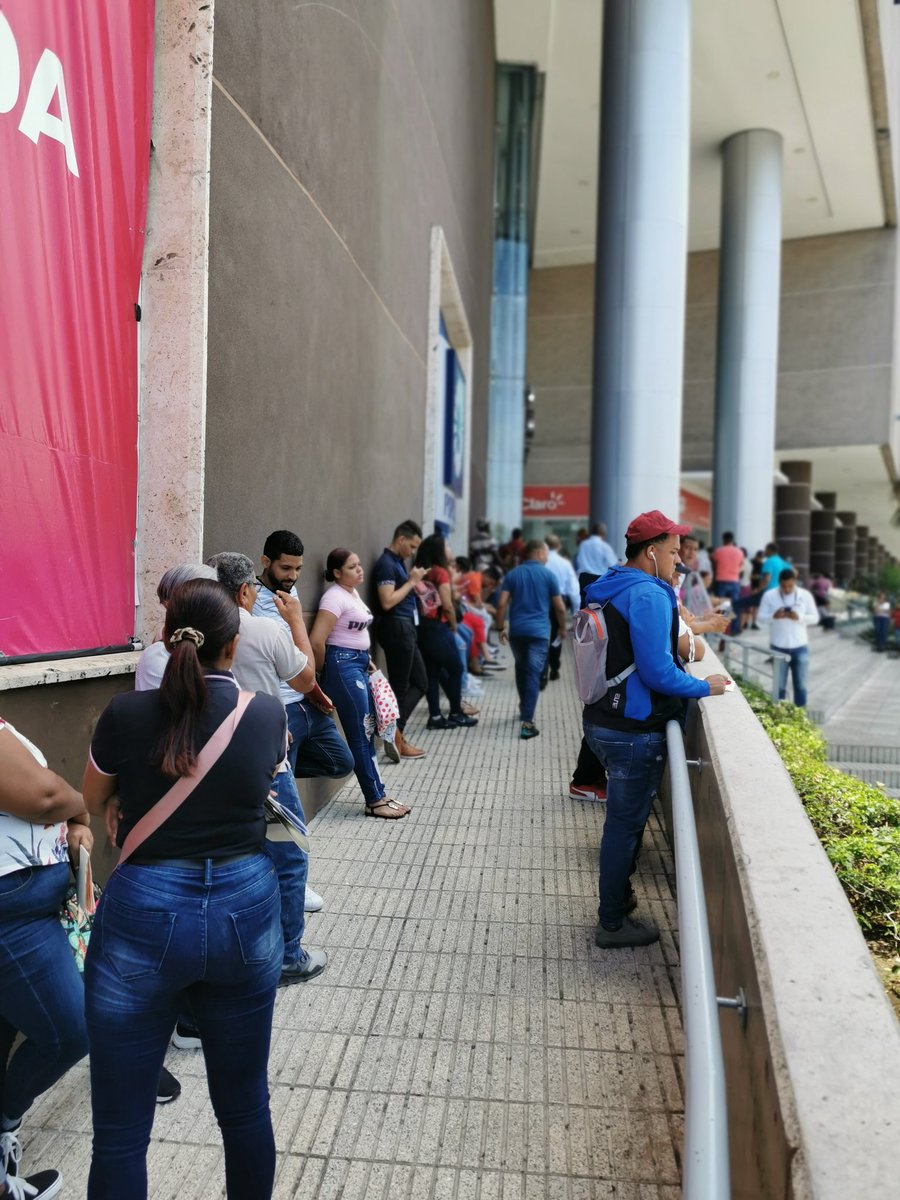 Eu24's tweet photo. @Pasaportesrd @OGTICRDO DESCONTROL es lo menos que le puedo atribuir al proceso de renovación que inició en Enero y esta es la fecha donde vine por una segunda vez porque la primera no tenían sistema, tratando a las personas como ganado, hoy tampoco pude cumplir con mi cita. https://t.co/dY7c5pOHoH