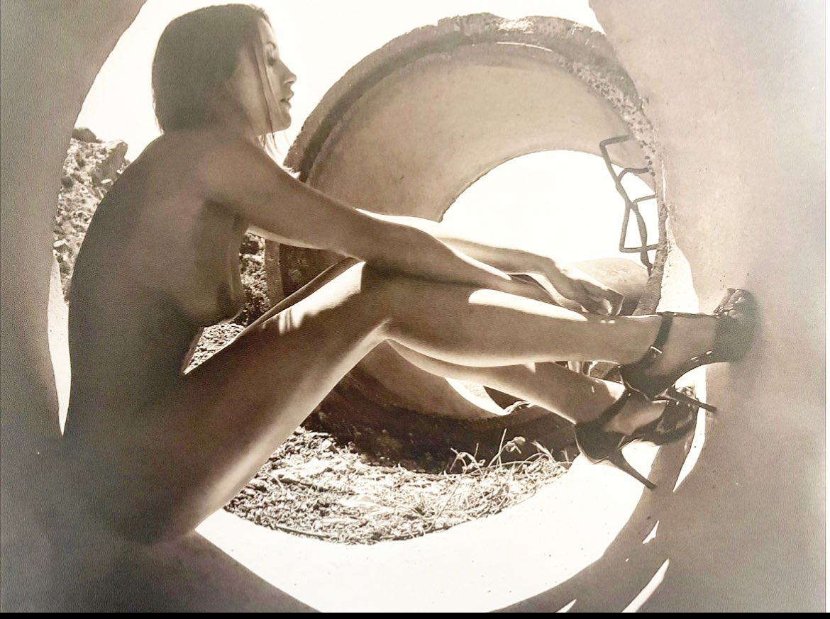 RealCarrieLeigh's tweet photo. In Between Shoots I Captured A Great Image Of My Model Relaxing.  She’s The Same Fashion Model I Posted This Morning In The Tunnel.
#FashionModel #FashionModelNude #ParisRunwayModel #beautifulgirl #AmazingBody #AmazingLegs #PerfectFigure #StunningFace #FineArtNudePhotography https://t.co/jTFtws3Kfb