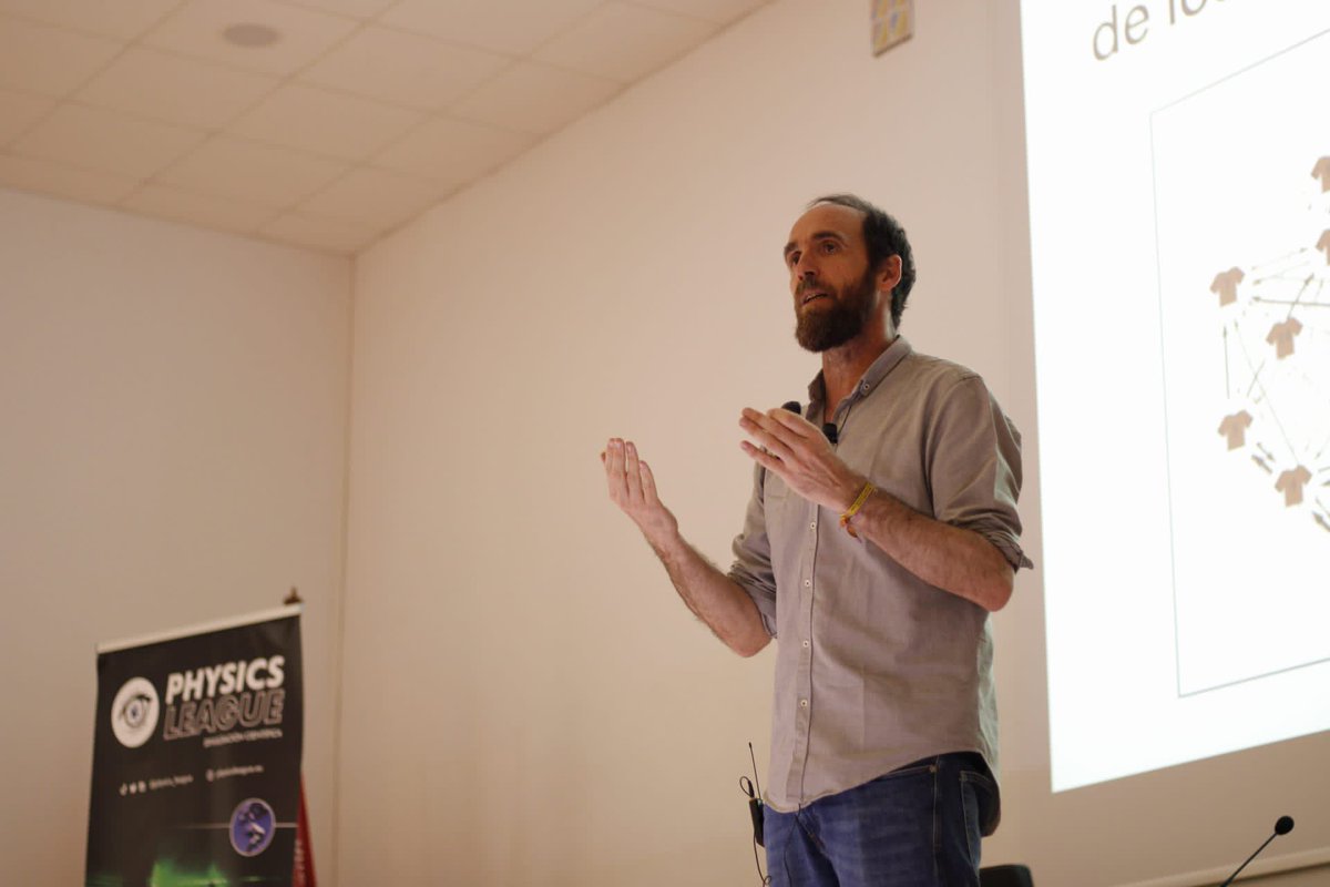 Physics_League's tweet photo. ¡Grandísima charla de @edusadeci! Además, ha disfrutado de nuestros mejores experimentos, ¡en los que ha podido disfrutar del honor de ser cruelmente quemado y electrocutado!😂

 ¡No os podéis perder mañana la de @Divulgameteo! https://t.co/j7LqPNm5tj