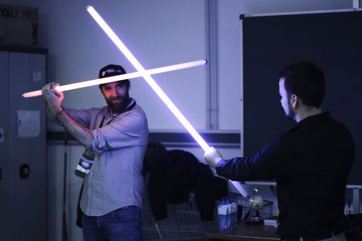 Physics_League's tweet photo. ¡Grandísima charla de @edusadeci! Además, ha disfrutado de nuestros mejores experimentos, ¡en los que ha podido disfrutar del honor de ser cruelmente quemado y electrocutado!😂

 ¡No os podéis perder mañana la de @Divulgameteo! https://t.co/j7LqPNm5tj