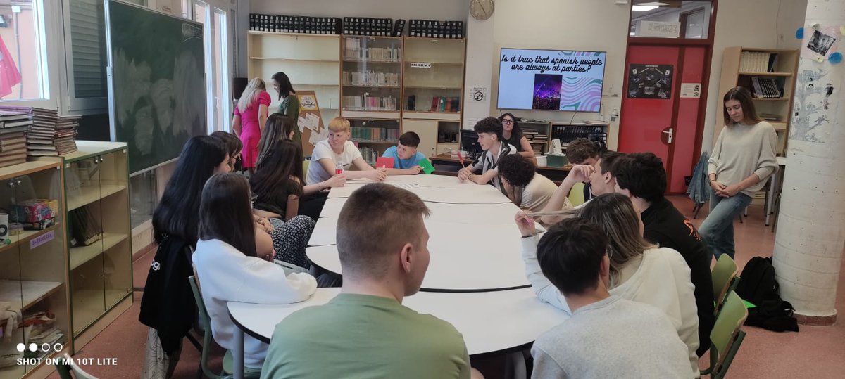 IESElCarrascal's tweet image. Nuestros socios irlandeses nos han visitado hoy. Hemos realizado varias actividades, hemos debatido sobre los tópicos españoles, hemos tomado un desayuno typical Spanish (Chocolate con churros) y terminada la mañana con un concierto de los alumnos de bachillerato