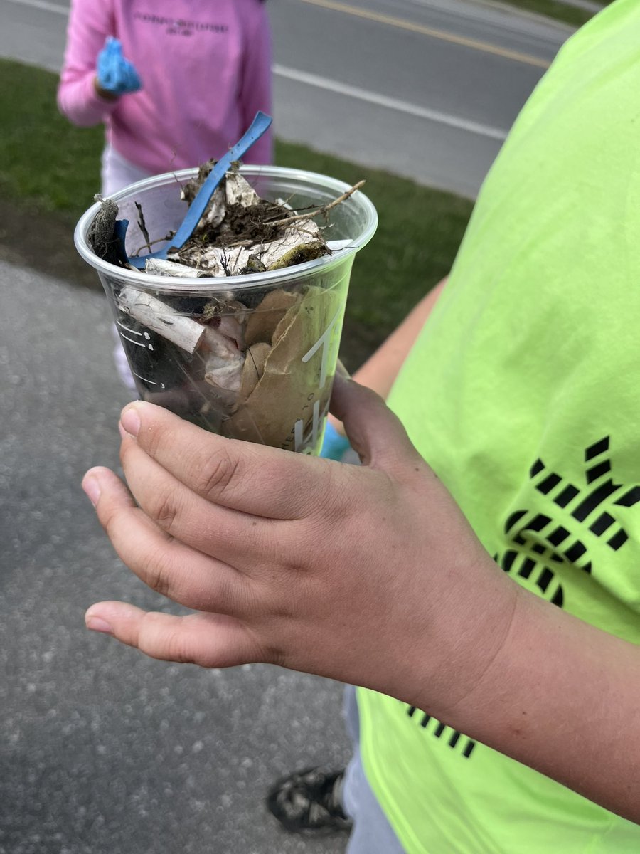 MmeLafrance's tweet photo. Great job Grade 4s at doing your part to Clean Up the Capital. It’s a great way to Be Community in Ottawa and it is a great action for Earth Day! #STMWolfpack https://t.co/YMdeCXUXk8