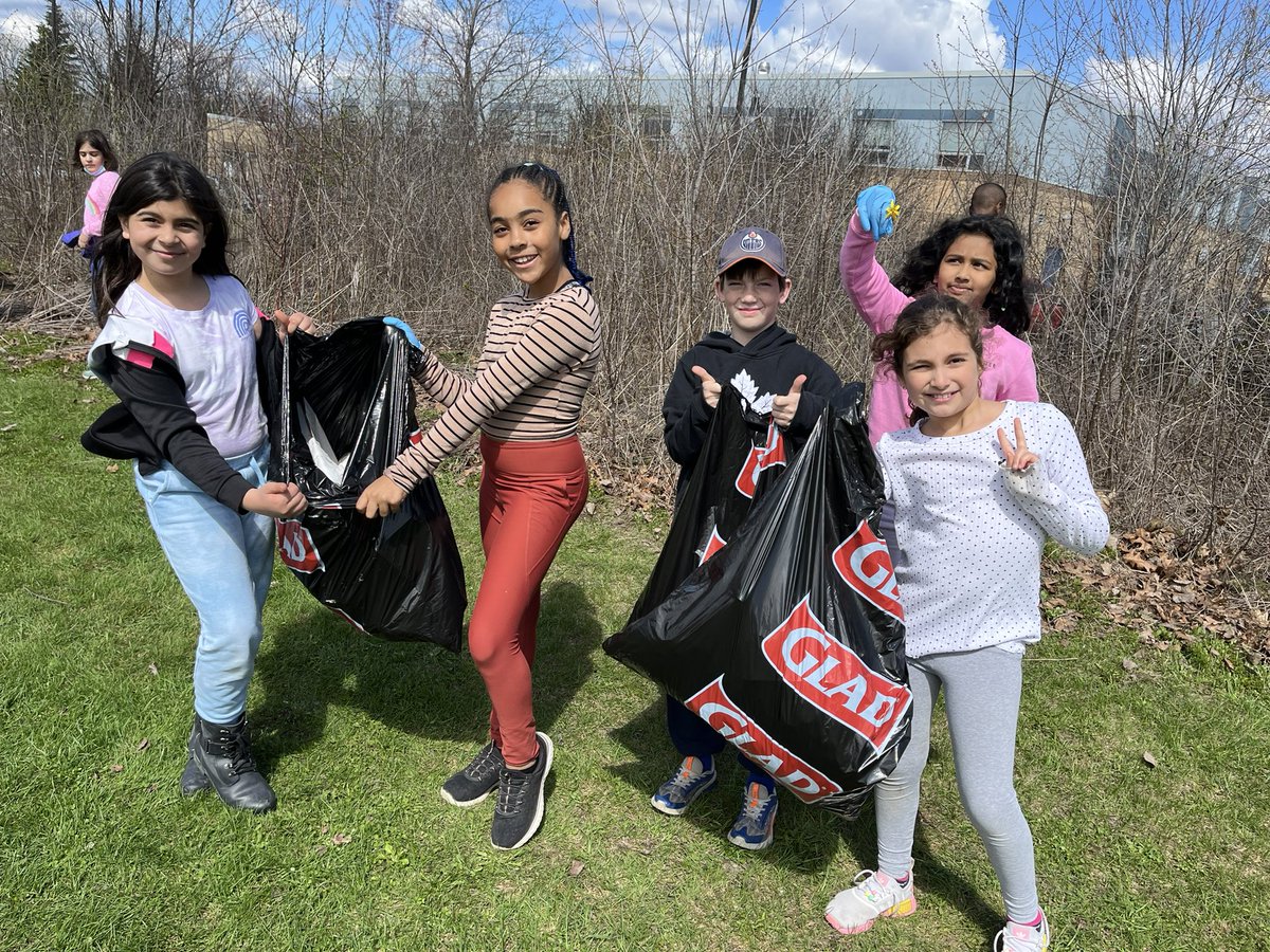 MmeLafrance's tweet photo. Great job Grade 4s at doing your part to Clean Up the Capital. It’s a great way to Be Community in Ottawa and it is a great action for Earth Day! #STMWolfpack https://t.co/YMdeCXUXk8