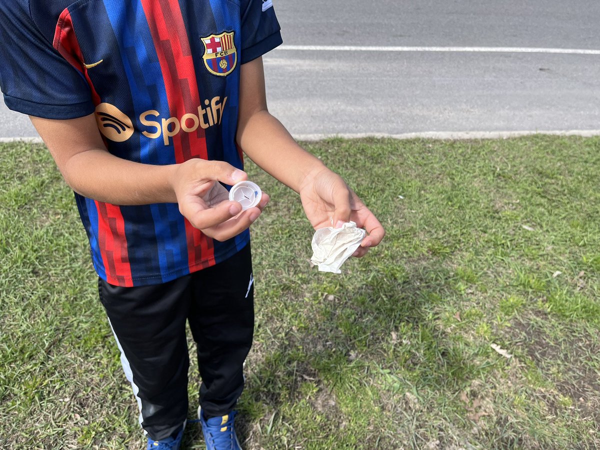 MmeLafrance's tweet photo. Great job Grade 4s at doing your part to Clean Up the Capital. It’s a great way to Be Community in Ottawa and it is a great action for Earth Day! #STMWolfpack https://t.co/YMdeCXUXk8