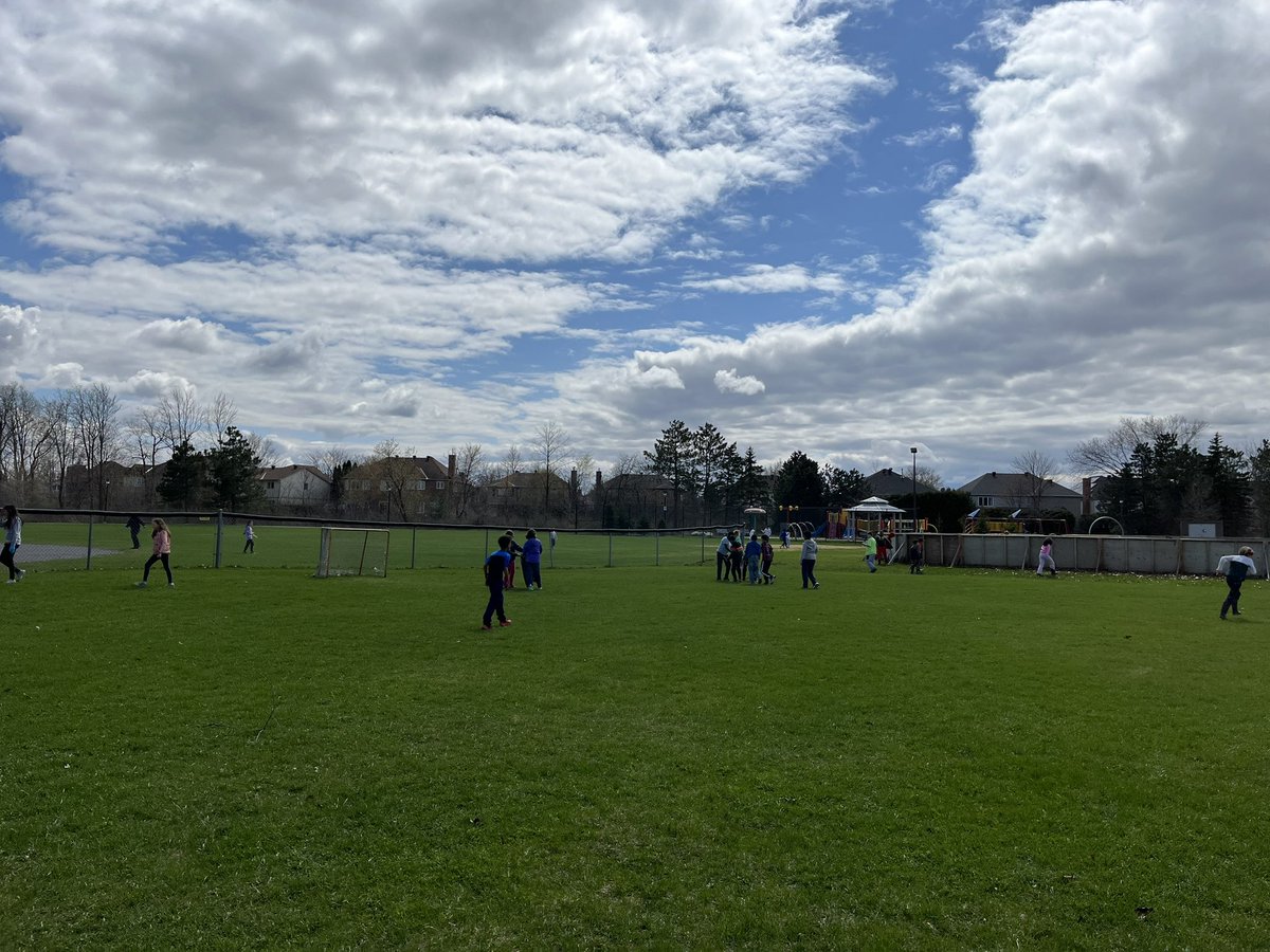MmeLafrance's tweet photo. Great job Grade 4s at doing your part to Clean Up the Capital. It’s a great way to Be Community in Ottawa and it is a great action for Earth Day! #STMWolfpack https://t.co/YMdeCXUXk8
