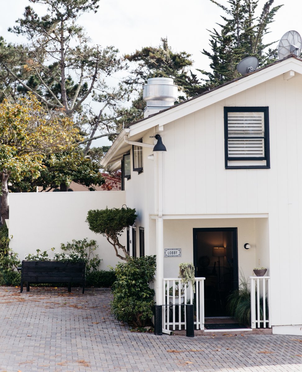 thehotelcarmel's tweet image. The most charming hotel lobby on the coast. 

📸 @madiemckayy
#hoteldesign #hoteldesigner #curatedesign #designlove #interiordesigninspiration #architecturelove