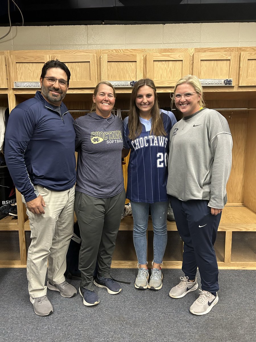 SarahLee2706's tweet photo. @BrookeOHair3 @GoChoctaws_SB @ChoctawSports 💙💛 https://t.co/qgvv06M6Z6
