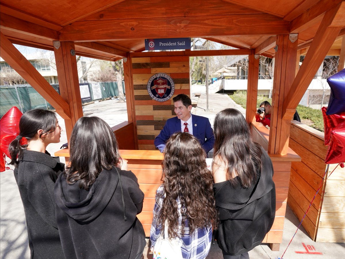 President Saúl will be in his booth tomorrow! 🐶🐾

Stop by from noon to 12:50 p.m. to share your questions, ideas and concerns with him.

Upcoming visits: bit.ly/417WYx8