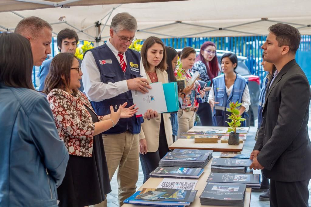 Senamhiperu's tweet photo. Viceministra de Desarrollo Estratégico de los Recursos Naturales, Nancy Chauca, junto al presidente ejecutivo del Senamhi, Guillermo Baigoria, inauguraron la feria "Abre Puertas Ambiental".
#OEFA #INAIGEM #IGP #SERNANP #SENACE #IIAP 2\2 https://t.co/FCo4gd16c9