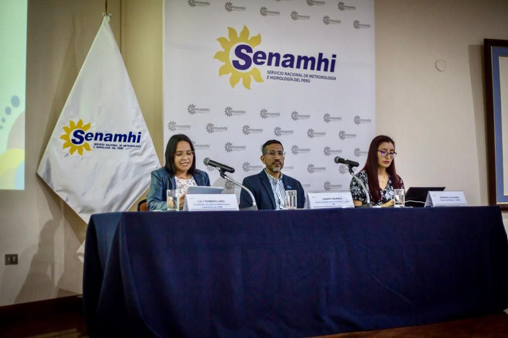 Senamhiperu's tweet photo. Viceministra de Desarrollo Estratégico de los Recursos Naturales, Nancy Chauca, junto al presidente ejecutivo del Senamhi, Guillermo Baigoria, inauguraron la feria "Abre Puertas Ambiental".
#OEFA #INAIGEM #IGP #SERNANP #SENACE #IIAP 2\2 https://t.co/FCo4gd16c9