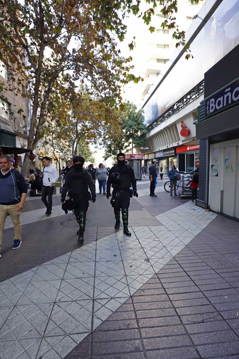 Muni_Stgo's tweet photo. 🚨 A una semana de implementado el #OperativoSTGOSeguro, nuestros agentes tácticos han realizado una importante labor de copamiento en #CascoHistórico logrando un libre tránsito de personas y el despeje de comercio informal que se instalaba en #PaseoAhumada. https://t.co/aif1FqvRrC