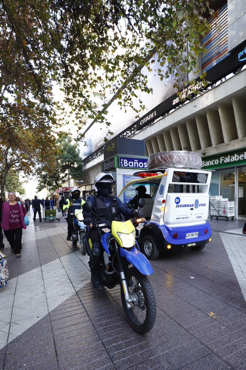 Muni_Stgo's tweet photo. 🚨 A una semana de implementado el #OperativoSTGOSeguro, nuestros agentes tácticos han realizado una importante labor de copamiento en #CascoHistórico logrando un libre tránsito de personas y el despeje de comercio informal que se instalaba en #PaseoAhumada. https://t.co/aif1FqvRrC