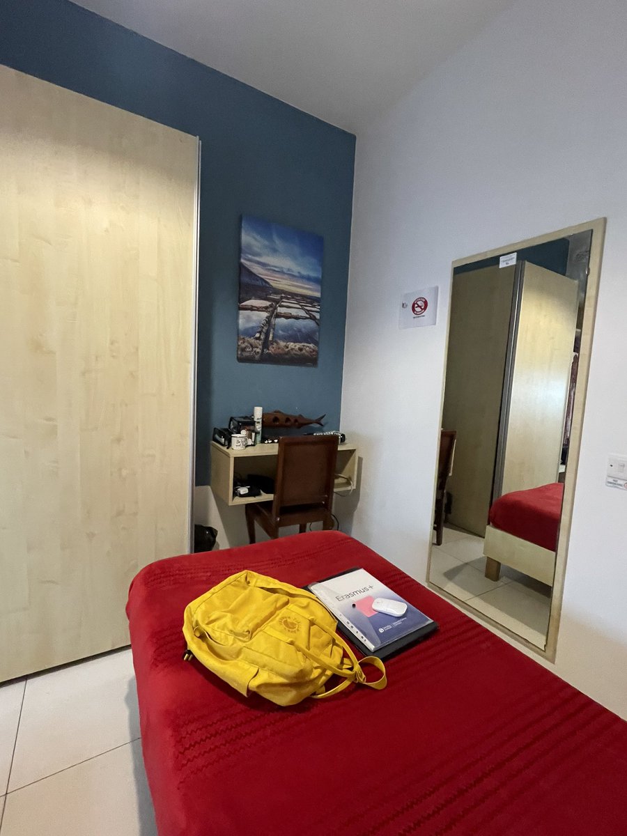 carrietwidale's tweet photo. Solo travels continued. Destination reached, effortlessly. Home for the next 11 nights. Thank you @rapidtravelgroup 🙌

@gifhevp #erasmus23 #studentdigs https://t.co/GEOFSjgjCm