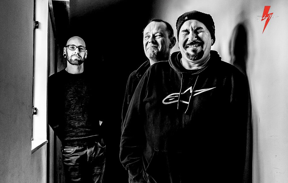 LyndaMcKennaPh1's tweet photo. When you love a natural shot! ❤️
In a famous recording studio corridor 🎶
@autumnkillers just mucking around Graham was having none of it tho 😂
@Rockfieldstudio #lyndymacphoto #bandimage #bandphotography #livemusicphotographer #theautumnkillers #welshband #femalephotographer https://t.co/RaPGicsK7d