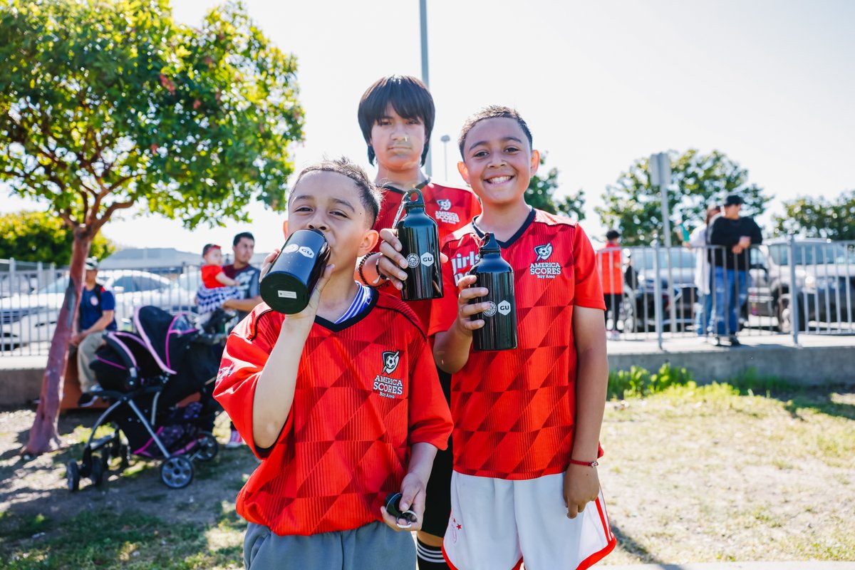 oaklandrootssc's tweet photo. This week, @GUEnergyLabs and Oakland Roots provided hydration bottles to Purpose Partner @AmericaSCORESBA's soccer program so every kid can have access to water and reduce waste while playing the sport we all love.

Gu for it!

#OurOUSD | #OaklandFirstAlways https://t.co/7ddmPl1MJi