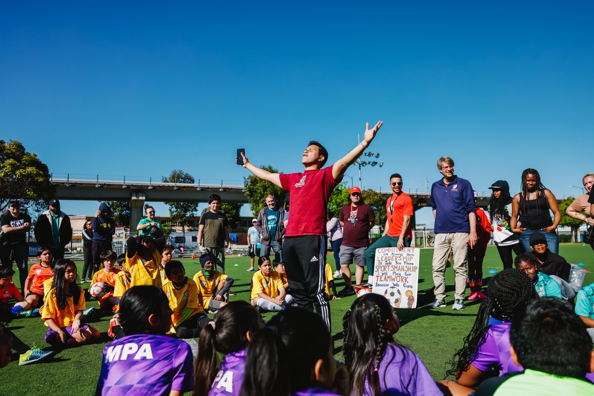 oaklandrootssc's tweet photo. This week, @GUEnergyLabs and Oakland Roots provided hydration bottles to Purpose Partner @AmericaSCORESBA's soccer program so every kid can have access to water and reduce waste while playing the sport we all love.

Gu for it!

#OurOUSD | #OaklandFirstAlways https://t.co/7ddmPl1MJi