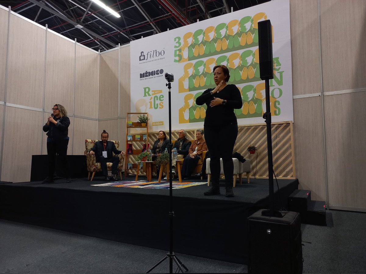 SaldarriagaConc's tweet photo. #AEstaHora se desarrolla el lanzamiento de los libros de #HistoriasEnYoMayor en la @FILBogota, espacio que realizamos en alianza con @Fund451 e @integracionbta. #FILBoIncluyente https://t.co/RcGnp7f7fw