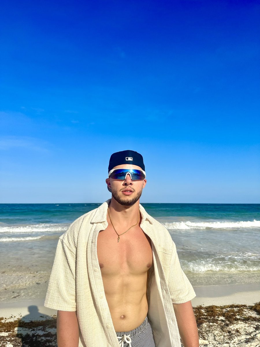 oxyomar's tweet photo. On island time 🏝️⏳ https://t.co/cVW0KYk8Pj