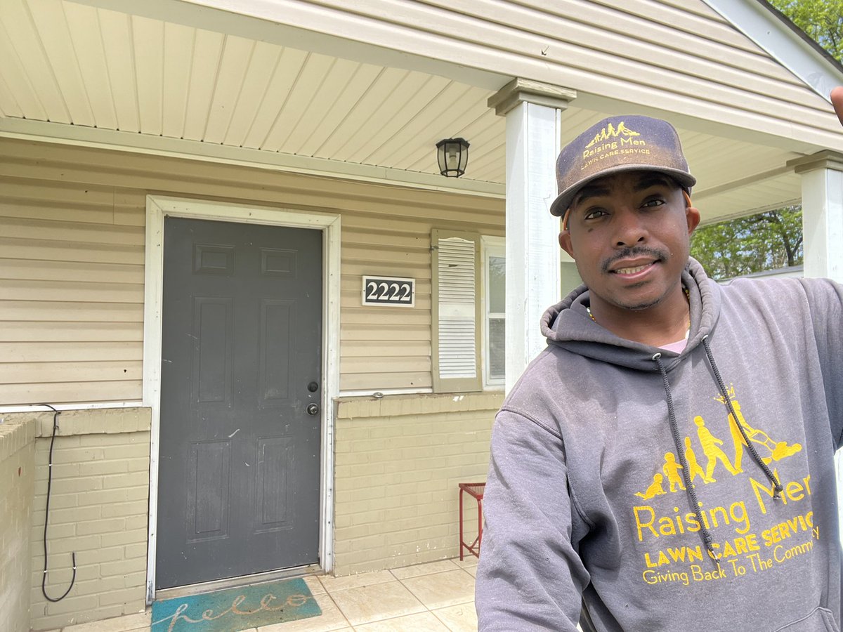 iamrodneysmith's tweet image. This afternoon I had the pleasure of mowing Ms. Hamilton’s lawn . She wasn’t at home , but when she returns , she will return to a freshly mowed lawn. Making a difference one lawn at a time .