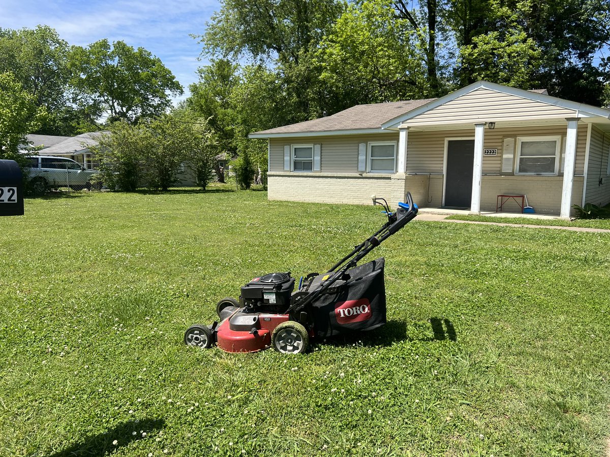 iamrodneysmith's tweet image. This afternoon I had the pleasure of mowing Ms. Hamilton’s lawn . She wasn’t at home , but when she returns , she will return to a freshly mowed lawn. Making a difference one lawn at a time .