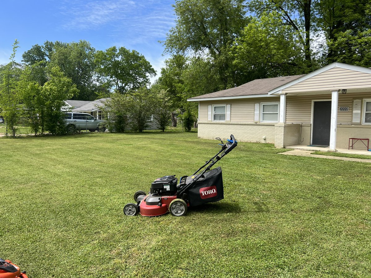 iamrodneysmith's tweet image. This afternoon I had the pleasure of mowing Ms. Hamilton’s lawn . She wasn’t at home , but when she returns , she will return to a freshly mowed lawn. Making a difference one lawn at a time .