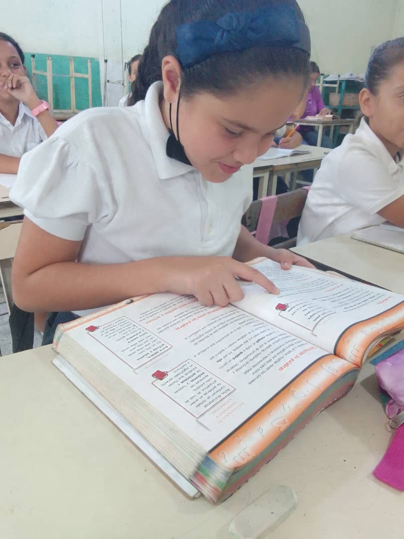 #25Abril 
Aquí están nuestros niños y niñas de la EBNB Maracay motivados en la lectura y en la escritura, gracias a nuestros maestros y maestras comprometidos con calidad educativa de nuestra patria.
#VenezuelaTerritorioDePaz 
<a href="/NicolasMaduro/">Nicolás Maduro</a> <a href="/_LaAvanzadora/">Yelitze Santaella</a> <a href="/Soykarinacarpio/">Karina Carpio</a>