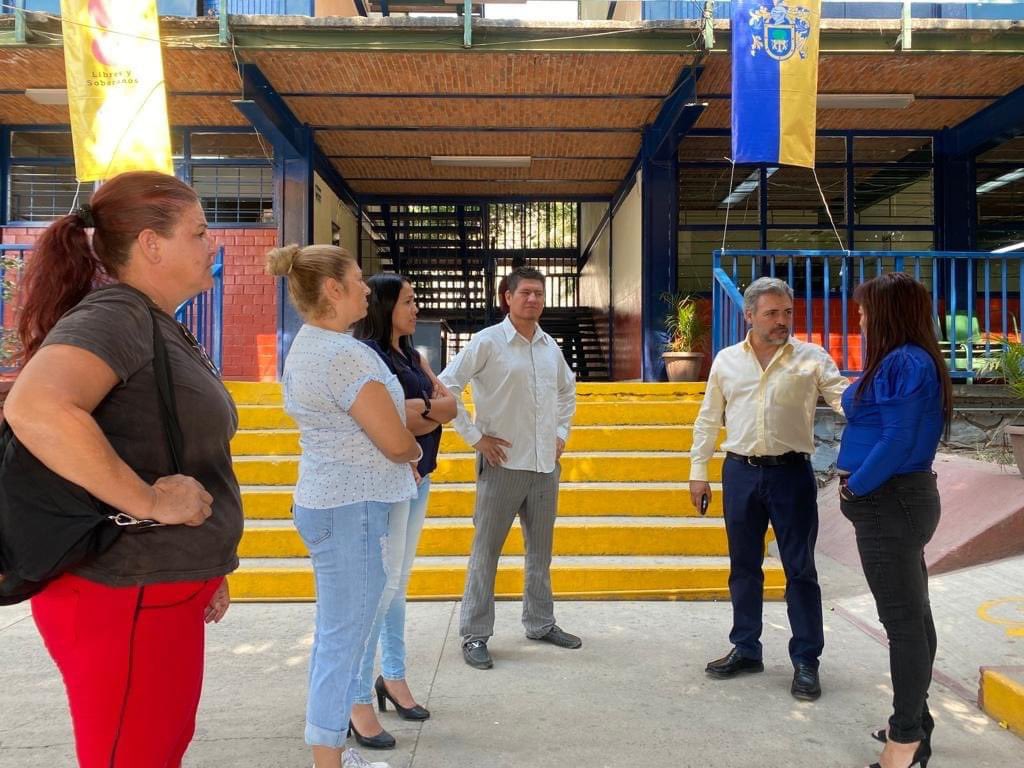 OswaldoBanales's tweet photo. Padres de familia y directivos de la Secundaria No. 56 me solicitaron apoyo para podar unos árboles... 3313486914 llámenme a mi cel si necesitan algo.
#LaGenteManda
#4x4Inquebrantable https://t.co/7yKg5Wni9m