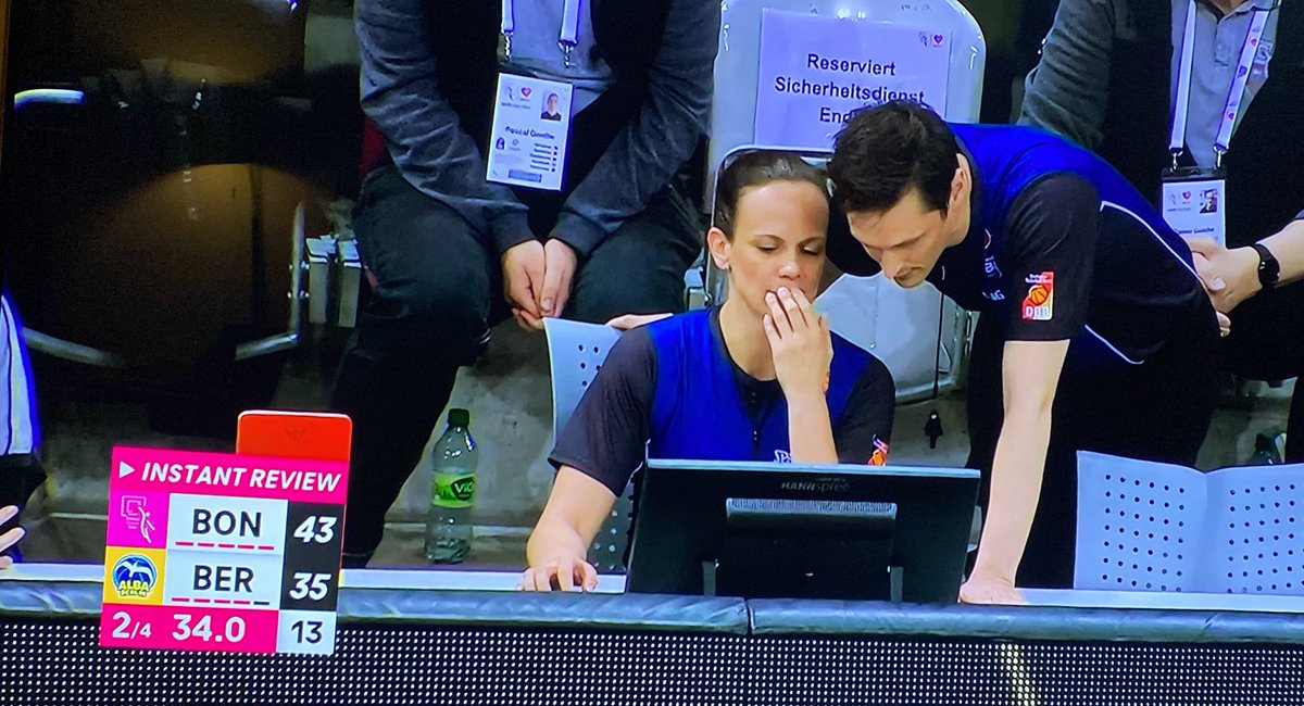 paulpaulsen's tweet photo. @albaberlin Ende der zweiten Halbzeit hat Bonn die Teamfouls voll und nach dem Foul von Delany wird von den Schiris ein Instant Review gemacht, es bleibt beim Foul, aber JT bekommt keine Freiwürfe. Sehr schade ;-( https://t.co/ELsIpXcJOR